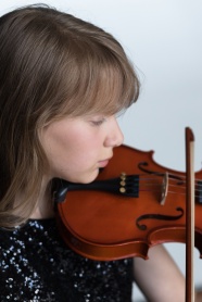美女拉小提琴的图片