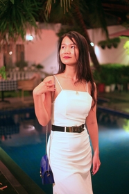亚洲性感修身吊带裙美女图片