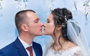 欧美浪漫鼻尖吻婚纱写真图片