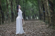 前凸后翘白色奥黛美女图片