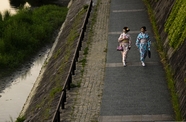 江河步行道日本和服美女图片