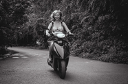 美女骑电动车黑白摄影图片