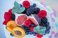 蓝莓桑葚无花果水果拼盘图片