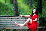 森林公园红色连衣裙性感美女图片