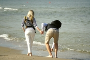 海边手牵手散步情侣图片