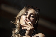 美女抽烟姿势图片