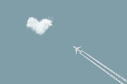 天空浪漫爱心白云飞机轨迹图片