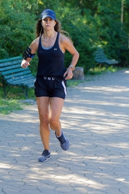 欧美美女户外跑步运动图片