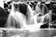 山水瀑布黑白摄影图片