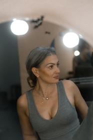 室内棚拍半老徐娘人体摄影图片