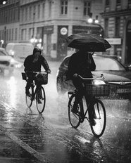 下雨天黑白街景图片