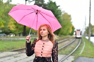 电车轨道撑雨伞的美女图片
