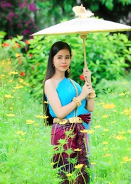 柬埔寨美女花海撑伞写真图片