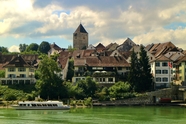 瑞士河边小村庄建筑图片