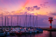 夏日紫色黄昏海港码头图片