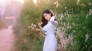 白色奥黛美女户外写真图片