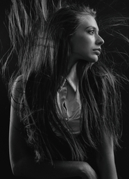 黑白艺术T台美女人体写真图片