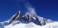 冬季蔚蓝天空雪域山脉图片