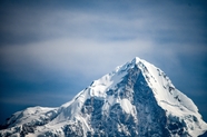 冬季巍峨雪山摄影图片