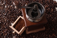 咖啡研磨机研磨咖啡图片