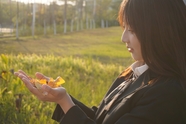 户外黑色制服日本美女图片