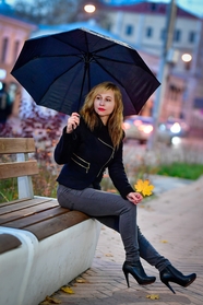 时尚街拍撑伞美女图片