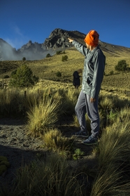 站在火山脚下的戴帽帅哥图片