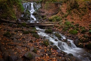 秋天峡谷山水瀑布图片
