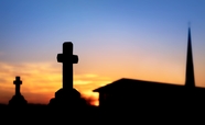 黄昏墓碑十字架剪影图片
