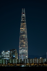 乐天塔建筑夜景图片