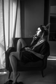室内黑白风抽烟性感美女图片