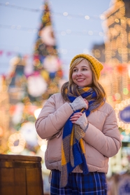 俄罗斯圣诞集市美女写真图片