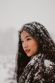 冬季雪天美女写真图片