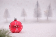 圣诞节雪地彩球背景图片