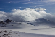 蓝天白云雪山山脉风景图片