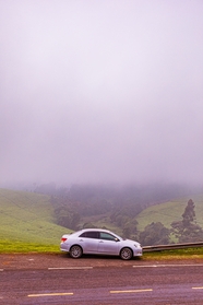 山野雾气朦胧白色汽车图片