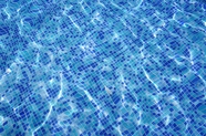 游泳池马赛克瓷砖池水纹理图片