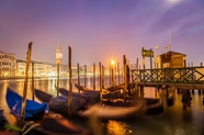 水上威尼斯城市夜景图片