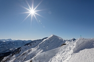 冬季雪域高山烈日当空图片