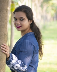 户外回眸一笑美女写真图片