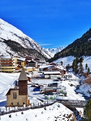 阿尔卑斯山村庄雪景图片