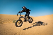 沙漠电动自行车特技表演图片