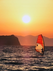 黄昏落日海上风帆冲浪运动图片