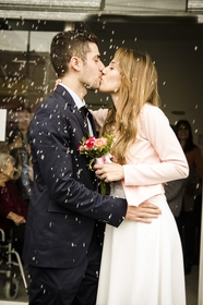 新婚夫妻结婚接吻图片
