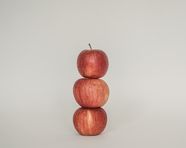 三个堆叠在一起的红苹果图片