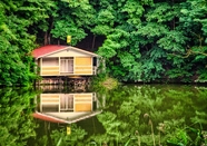夏日湖边树林小木屋风景图片