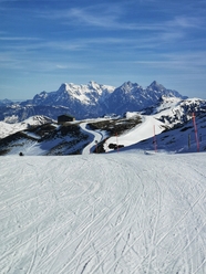 冬季雪山滑雪场滑雪道图片