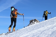 野外滑雪登山运动图片