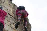 悬崖峭壁攀岩运动人物摄影图片