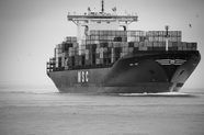 海上集装箱货运轮船黑白摄影图片